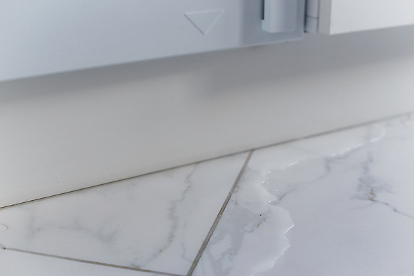 포토 JPG 해외이미지 가사 가정 표면 바닥 주택 사람없음 건물 물 주방 장비 공구 도자기 보행로 보호 씻기 홍수 모종삽 타일 쏟아짐 문제 세탁기 청소부 보험 설치 위생관리 트러블 해외202009 해외포토 자연요소 직업 건축물 길 컨셉 모션 관리 청결 가전제품 도구 자연재해 삽 파일형식