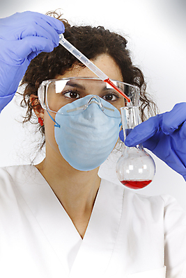 포토 JPG 해외이미지 장갑 유리병 가면 한명 사람 약 의사 액체 실험실 위험 과학자 분석 시험관 피펫 화학약품 해외202009 해외포토 직업 1 잡화 과학 컨셉 의학 병_용기 실험기구 실험 의료진 화학 물질 학자 파일형식