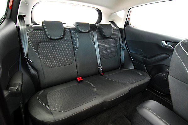 포토 JPG 해외이미지 디자인 쿠션 의자 창문 교통시설 자동차 휴식 실내 안전 사람없음 내부 빛 머리 회색 운전 벨트 고급 우아함 보호 휘발유 가죽 보안 엔진 디젤 자동 제어 해외202009 해외포토 잡화 육상교통 컬러 가구 교통 컨셉 모션 신체부위 석유 시설 파일형식