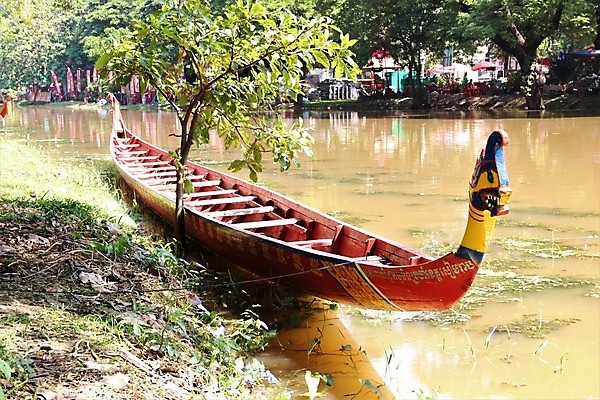 포토 JPG 해외이미지 아시아 문화 여행 휴가 사람없음 물 강 축제 세계문화유산 레이싱 사찰 보트 캄보디아 노젓기 내추럴 줄서기 해외202009 해외포토 레이스천 자연요소 나라 배_교통 종교건축 모션 시합 문화재 직물 파일형식