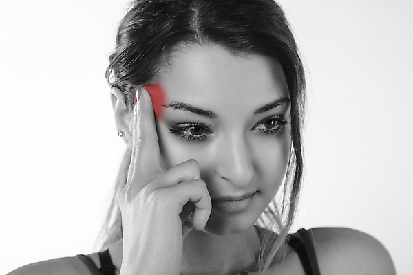 포토 JPG 해외이미지 서양인 여자 흑백 실내 한명 사람 상반신 성인 앞모습 고통 질병 두통 꼬집기 성인여자한명만 해외202009 해외포토 외국인 1 감정 뷰포인트 의학 모션 촬영기법 내부 여자한명만 성인여자만 파일형식