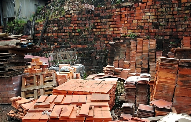 포토 JPG 해외이미지 산업 벽 공장 벽돌 사람없음 빨간색 수확 도자기 작업실 제조 타일 옛날 취급주의 많음 해외202009 해외포토 컬러 컨셉 농업 공업 경고 파일형식