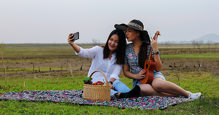 포토 JPG 해외이미지 라이프스타일 공원 여자 남자 행복 음료 음식 컨셉 자연 휴가 휴식 맥주 함께함 웃음 사람 앉기 동양인 야외 두명 친구 소풍 파티 와인 정원 식사 저녁식사 우정 축하 그룹 바비큐 먹기 주말 점심식사 해외202009 해외포토 공공시설 감정 관계 모션 주류 표정 인종 이벤트 생활 야외활동 생태계 파일형식