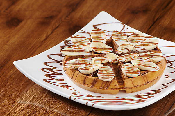 포토 JPG 해외이미지 접시 과일 디저트 바나나 사람없음 초콜릿 시럽 와플 해외202009 해외포토 식기 음식 파일형식