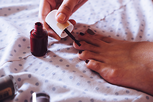 포토 JPG 해외이미지 라이프스타일 손 외관 여자 맨발 주택 사람 사람없음 빨간색 컬러풀 유행 화장품 활발 침대 붓 못 화려 닫기 어플리케이션 보호 손톱관리 그림 광택 니스 바디케어 양발 스타일 해외202009 해외포토 컬러 가구 컨셉 모션 발 건물 생활 신체부위 뷰티 공구 네일아트 파일형식