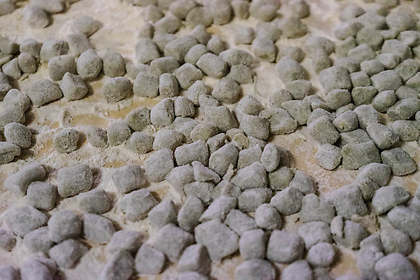 포토 JPG 해외이미지 음식 백그라운드 재료 탁자 감자 파스타 요리 사람없음 주방 식사 이탈리아 흰색 신선 이탈리아음식 먹기 준비 만들기 밀가루 생식 콘크리트 핸드메이드 해외202009 해외포토 유럽 컬러 가구 채소 모션 서양음식 가루 파일형식