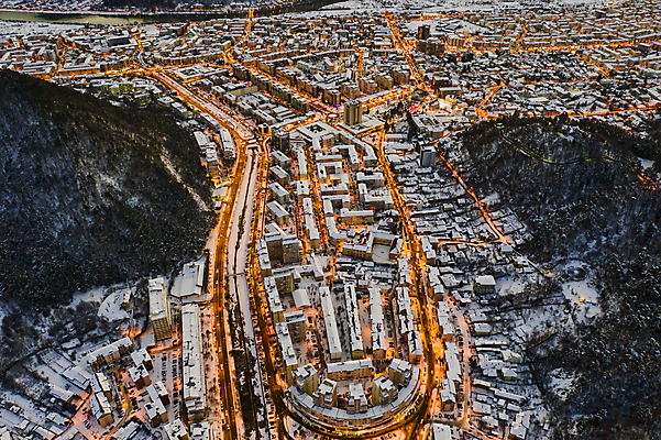 포토 JPG 해외이미지 도로 여행 백그라운드 겨울 건축양식 자연 전등 산 주택 안테나 파노라마 풍경 사람없음 야외 건물 파란색 빛 강 도시풍경 컬러풀 사무실 마을 일출 계곡 어둠 황혼 일몰 새벽 도시 도심 야간 저녁 숲 언덕 장면 타운 루마니아 빛망울 절정 해외202009 해외포토 자연요소 건축물 계절 건축 유럽 길 컬러 비즈니스 통신 교통시설 조명 촬영기법 노을 생태계 파일형식
