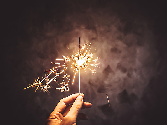 포토 JPG 해외이미지 손 행복 백그라운드 크리스마스 불 새로움 기념 폭죽 이벤트 사람없음 빛 파티 검은색 축제 어둠 축하 잡기 야간 연도 마법 연소 해외202009 해외포토 자연요소 기념일 감정 컬러 컨셉 모션 신체부위 파일형식