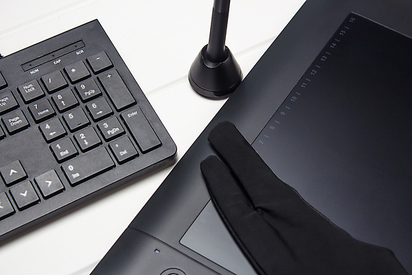 포토 JPG 해외이미지 디자인 컨셉 인터넷 비즈니스 통신 탁자 직장 창조 미술 사람 사람없음 목재 그래픽 노트북 컴퓨터 사무실 알약 펜 우주 디지털 스크린 검은색 공책 공백 공구 타이핑 키보드 업무 작업 비즈니스맨 그리기 정상 디자이너 스케치 책상 그림 전자 예술가 프리랜서 해외202009 해외포토 나무 직업 남자 컬러 가구 회사 재료 모션 문화예술 문구용품 전자제품 필기구 약 도구 직장인 파일형식