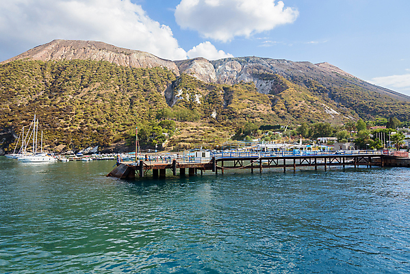 포토 JPG 해외이미지 바다 섬 여행 요트 자연 하늘 산 풍경 사람없음 야외 파란색 여행객 이탈리아 바위 보트 지중해 화산 분화구 용암 포트 지질학 해외202009 해외포토 교육 유럽 컬러 배_교통 사람 돌_바위 생태계 파일형식
