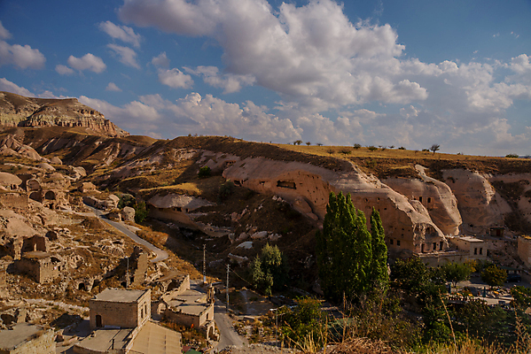 포토 JPG 해외이미지 공원 아시아 여행 자연 산 요정 파노라마 카파도키아 굴뚝 풍경 사람없음 야외 여름 마을 계곡 바위 시골 역사 동굴 재산 땅 언덕 부식 화산 장면 사암 칠면조 내추럴 석회암 옛날 전국 지질학 해외202009 튀르키예 해외포토 계절 공공시설 교육 나라 조류 촬영기법 금융 암석 돌_바위 생태계 파일형식