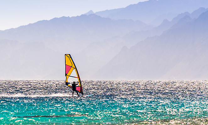 포토 JPG 해외이미지 스포츠 파도 바다 여행 중동 자연 하늘 바람 휴가 휴식 산 항해 따뜻함 이집트 풍경 사람없음 물 여름 파란색 맑음 흰색 윈드서핑 승차 속도 휴양지 암초 내추럴 이국적 파라다이스 수평선 해외202009 해외포토 자연요소 계절 나라 컬러 컨셉 배_교통 모션 아프리카 날씨 장소 수상스포츠 생태계 파일형식