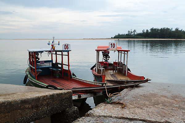포토 JPG 해외이미지 아시아 모래 바다 섬 여행 이동 태국 자연 하늘 휴가 휴식 풍경 사람없음 야외 물 여름 햇빛 태양 항구 침묵 화물 전원 만 보트 장면 포트 내추럴 파라다이스 수평선 해외202009 해외포토 자연요소 계절 나라 컨셉 배_교통 교통시설 소리 운송업 전기에너지 생태계 파일형식