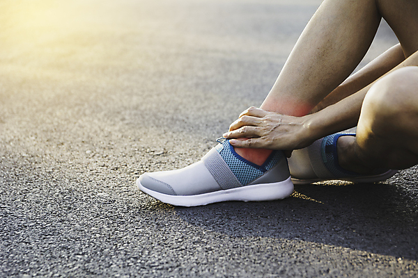 포토 JPG 해외이미지 손 여자 앉기 성인 야외 고통 하반신 잡기 발목 땅바닥 발목통증 주산 성인여자한명만 해외202009 해외포토 감정 모션 발 바닥 사람 신체부위 여자한명만 성인여자만 파일형식