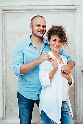 포토 JPG 해외이미지 헤어스타일 옷 남자 감정 유럽 안경 벽 2 거리 사랑 두명 갈색 유행 걷기 기쁨 바위 청바지 계산 블라우스 옛날 혼자 해외202009 해외포토 잡화 나라 컬러 상의 바지 모션 사람 돌_바위 파일형식