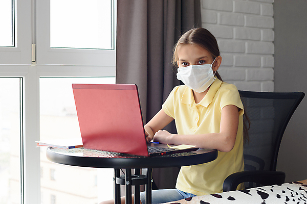 포토 JPG 해외이미지 백인 학생 응시 교육 어린이 인터넷 학교 탁자 수업 주택 마스크 한명 앉기 상반신 옆모습 10대 노트북 스터디 컴퓨터 질병 온라인 온라인강의 전염병 소녀한명만 코로나바이러스 포스트코로나 해외202009 언택트 온택트 델타변이바이러스 위드코로나 해외포토 서양인 1 시선 뷰포인트 가구 의학 모션 청소년 사람 건물 전자제품 학습 바이러스 강의 사회이슈 여자한명만 소녀만 파일형식