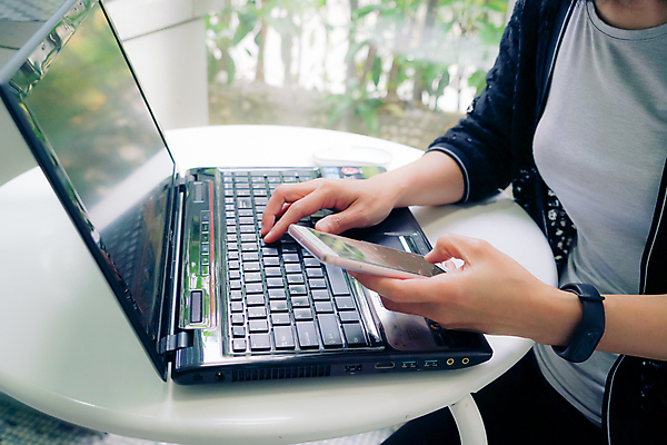 포토 JPG 해외이미지 1 학생 라이프스타일 여자 교육 행복 인터넷 비즈니스 통신 탁자 모바일 한명 사람 앉기 동양인 10대 노트북 학습 컴퓨터 사무실 독서 디지털 공책 키보드 업무 작업 네트워크 연결 무선전화기 스마트 책상 대학교 와이파이 온라인 마케팅 소셜 해외202009 해외포토 감정 가구 컨셉 학교 모션 청소년 문구용품 인종 생활 전자제품 전화기 무선인터넷 파일형식