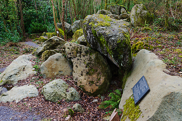 포토 JPG 해외이미지 공원 어린이 벽 영국 웨일즈 거리 성인 사람없음 물 마을 환경 흐름 농촌 죽음 저수지 역사 큼 오솔길 11월 댐 기념물 거인 재앙 스노도니아 해외202009 해외포토 자연요소 공공시설 유럽 길 컨셉 사람 시골 날짜 크기 파일형식