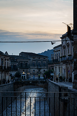 포토 JPG 해외이미지 유럽 여행 건축양식 하늘 지붕 파노라마 풍경 사람없음 야외 건물 도시풍경 햇빛 교회 마을 이탈리아 바위 도시 역사 지중해 타운 바로크 옛날 해외202009 해외포토 건축물 건축 나라 바다 종교건축 촬영기법 태양 돌_바위 파일형식
