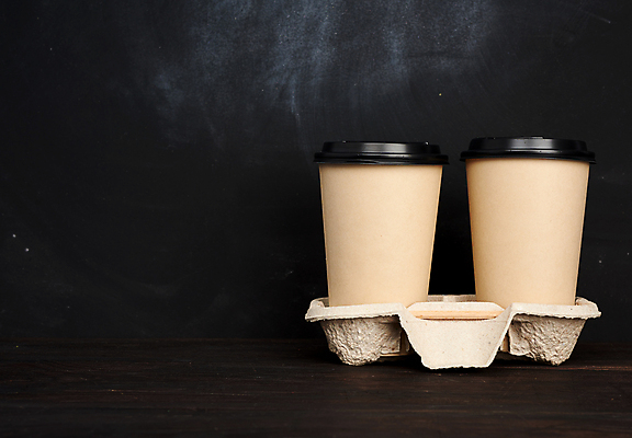 포토 JPG 해외이미지 검은배경 쟁반 사람없음 재활용 카페 일회용 컵뚜껑 테이크아웃컵 해외202009 해외포토 백그라운드 컵 상점 검은색 뚜껑 친환경 파일형식