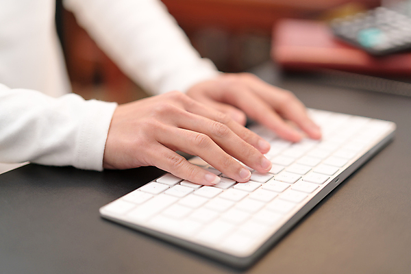 포토 JPG 해외이미지 직업 손 교육 인터넷 비즈니스 텍스트 손가락 관리 한명 사람 앉기 빨간색 금융 노트북 컴퓨터 사무실 판매 쪽지 자료 터치 계산기 타이핑 키보드 기록 작업 비즈니스우먼 네트워크 발표 계획 상담원 손톱 작가 책상 보고서 온라인 해외202009 채우기 해외포토 1 여자 컬러 가구 컨셉 모션 문구용품 신체부위 경제 전자제품 장비 직장인 사무원 파일형식