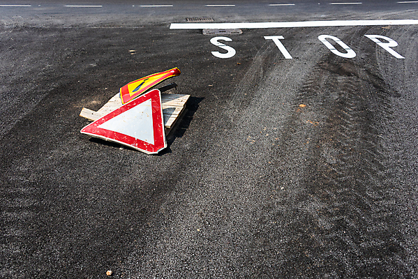 포토 JPG 해외이미지 아이콘 도로 선 백그라운드 컨셉 패턴 일러스트 텍스트 교통시설 표면 추상 거리 흑백 경고 안전 사람없음 빨간색 노란색 검은색 페인트 운전 흰색 긴급 도시 거친 그리기 보행로 위험 심볼 사인 질감 신호 감탄 건너기 경고문 경보 그만 땅바닥 방법 해외202009 해외포토 길 컬러 교통 무늬 모션 바닥 촬영기법 시설 파일형식
