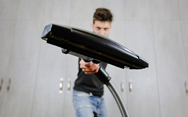 포토 JPG 해외이미지 직업 행복 가구 가사 거실 가정 남편 노동자 아파트 실내 한명 미소 내부 일상 인테리어 기계 청결 방 붓 도움 수리 위생 청소 서비스 싱글 주부 먼지 리빙 청소부 위생관리 정리함 해외202009 해외포토 1 디자인 감정 생활용품 컨셉 주택 표정 관리 사람 라이프 파일형식