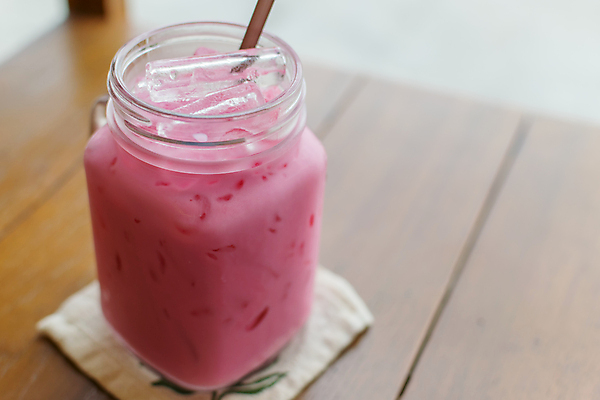 포토 JPG 해외이미지 음료 유리 탁자 딸기 디저트 사람없음 컵 얼음 주스 쉐이크 스무디 해외202009 해외포토 자연요소 식기 음식 가구 과일 재질 파일형식