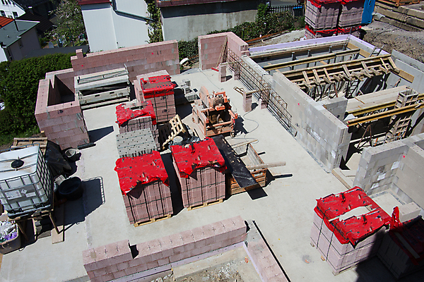 포토 JPG 해외이미지 주택 사람없음 목재 빨간색 파란색 건설현장 회색 껍질 발판 콘크리트 해외202009 해외포토 나무 컬러 재료 건설업 건물 파일형식