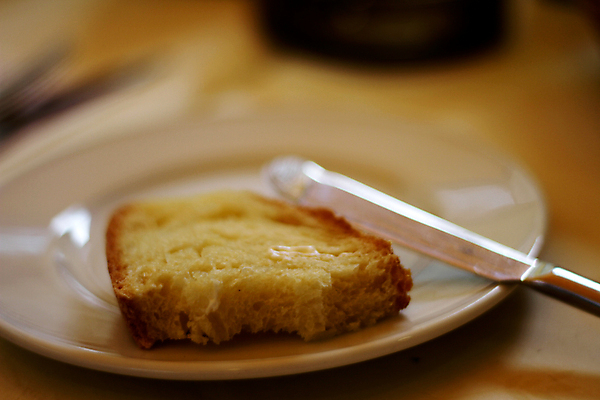 포토 JPG 해외이미지 접시 음식 빵 탁자 요리 사람없음 식당 저녁식사 펼침 카페 칼 만취 먹기 토스트 버터 점심식사 해외202009 해외포토 식기 가구 모션 상점 식사 술취함 파일형식