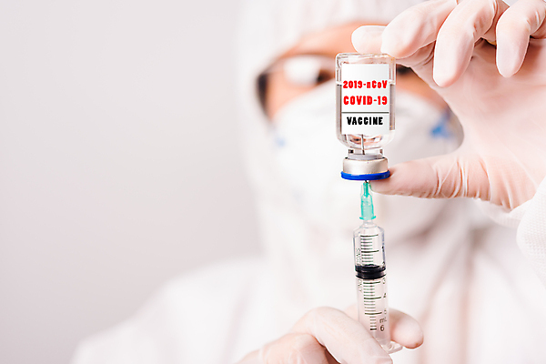 포토 JPG 해외이미지 여자 주사기 마스크 한명 들기 동양인 상반신 성인 앞모습 아웃포커스 장비 의사 잡기 흰배경 주사약 백신 성인여자한명만 코로나바이러스 방호복 해외202009 델타변이바이러스 해외포토 1 옷 뷰포인트 백그라운드 의학 의료기기 모션 촬영기법 사람 인종 약 의료진 흰색 바이러스 여자한명만 성인여자만 파일형식