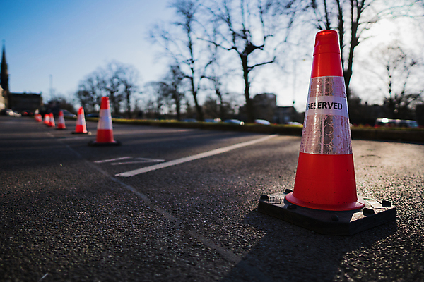 포토 JPG 해외이미지 도로 여행 오렌지 비즈니스 자동차 하늘 잉글랜드 거리 따뜻함 그림자 경고 안전 사람없음 야외 파란색 빛 태양 반사 일출 일몰 도시 업무 고속도로 보행로 암호 플라스틱 주차 요크셔테리어 사인 타운 원뿔 예약 해외202009 해외포토 자연요소 도형 길 육상교통 컬러 과일 교통시설 재질 영국 노을 작업 테리어 파일형식