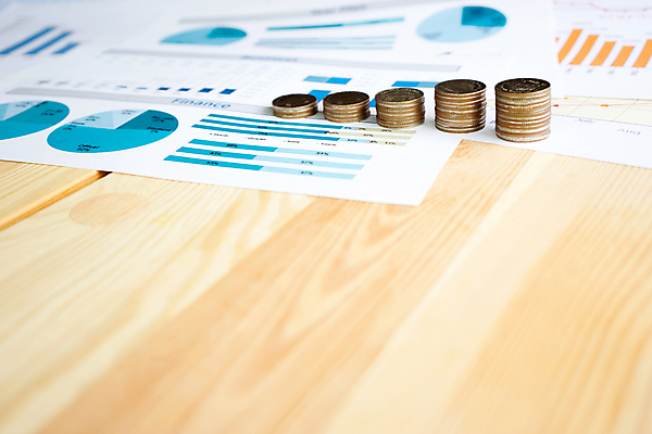 포토 JPG 해외이미지 종이 돈 비즈니스 성공 그래프 설계 사람없음 가로 금융 쌓기 동전 자료 공연 인포그래픽 저축 탐험 성장 계획 위험 은퇴 분석 보고서 가정경제 문서 투자 흙더미 점검 진행 개발 마케팅 예산 해외202009 해외포토 컨셉 가정 모션 이벤트 경제 흙 재산 파일형식 더미