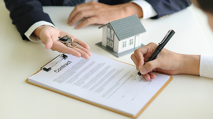 포토 JPG 해외이미지 컨셉 돈 비즈니스 건축양식 가족 열쇠 설계 아파트 주택 사람없음 건물 금융 판매 세일 거래 저축 재산 구매 건축가 중개인 고객 계약 사인 투자 결재 서명 주인 보험 대출 계약자 렌탈 매각 부동산중개인 진짜 소유 해외202009 해외포토 직업 건축물 건축 관계 부동산 경제 쇼핑 파일형식