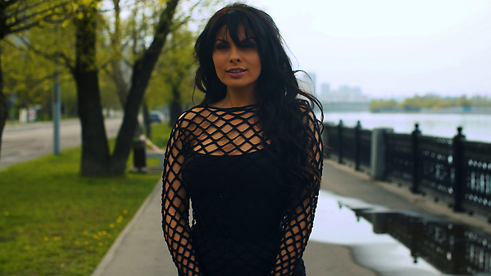 포토 JPG 해외이미지 백인 모델 라이프스타일 옷 공원 여자 행복 감정 얼굴 자연 휴가 갈색머리 한명 사람 성인 야외 강 유행 검은색 봄 자유 도시 자신감 긍정 개성 내추럴 독립 진짜 해외202009 해외포토 서양인 1 헤어스타일 계절 공공시설 컬러 컨셉 생활 신체부위 생태계 파일형식