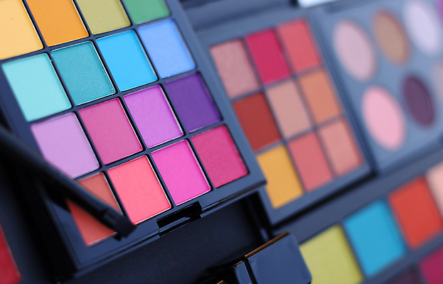 포토 JPG 해외이미지 실내 사람없음 아웃포커스 화장용품 아이섀도 섀도우팔레트 해외202009 해외포토 촬영기법 내부 화장품 미용용품 파일형식