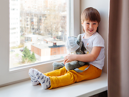 포토 JPG 해외이미지 전신 응시 남자 어린이 창문 안기 놀이 주택 실내 마스크 한명 사람 앉기 소년 곰인형 방 창가 봉제인형 소년한명만 코로나바이러스 포스트코로나 해외202009 델타변이바이러스 위드코로나 해외포토 1 시선 인형 모션 내부 건물 바이러스 사회이슈 남자한명만 소년만 파일형식