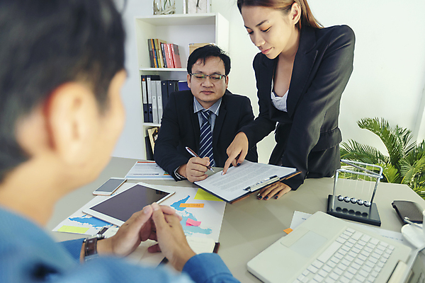 포토 JPG 해외이미지 직업 손 여자 남자 종이 비즈니스 통신 탁자 성공 협력 악수 관리 협상 사람 세명 금융 펜 거래 흰색 업무 비즈니스맨 비즈니스우먼 그룹 책상 계약 사인 경영자 결재 서명 떨림 경영 콜라보레이션 해외202009 해외포토 컬러 가구 컨셉 모션 손짓 신체부위 경제 필기구 작업 직장인 리더 파일형식