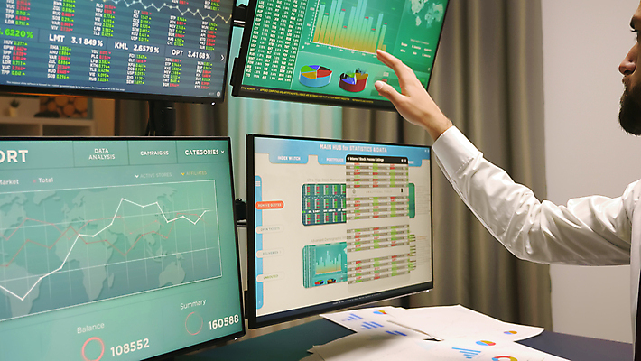 포토 JPG 해외이미지 남자 그래프 실내 상반신 옆모습 컴퓨터 사무실 모니터 가리킴 업무 비즈니스맨 주식 해외202009 해외포토 뷰포인트 비즈니스 사람 손짓 내부 금융 전자제품 작업 직장인 파일형식