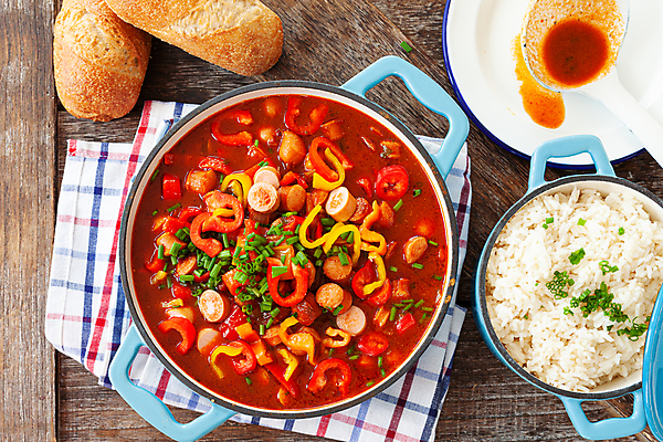 포토 JPG 해외이미지 접시 음식 빵 토마토 밥 피망 파슬리 사람없음 목재 가로 식사 저녁식사 다정 시골 신선 소시지 맛 냄비 허브 향신료 매움 레시피 토마토소스 점심식사 쪽파 입가심 핸드메이드 맛있는 해외202009 해외포토 나무 식물 식기 컨셉 채소 재료 소스_음식 가공식품 솥 파 향미료 파일형식