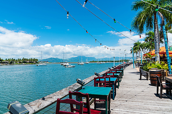 포토 JPG 해외이미지 바다 섬 여행 요트 의자 자연 탁자 호텔 휴가 휴식 사람없음 야외 물 파란색 컬러풀 식당 저녁식사 카페 산책로 도시 만 바 보트 고급 갑판 만족 휴양지 점심식사 해외202009 해외포토 자연요소 감정 길 컬러 가구 컨셉 배_교통 숙소 상점 식사 장소 생태계 파일형식