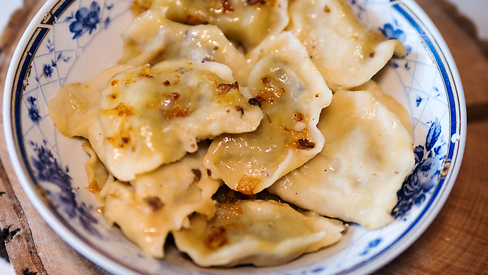 포토 JPG 해외이미지 전통 접시 음식 백그라운드 포크 재료 부분 탁자 파스타 육류 돼지고기 요리 사람없음 목재 주방 식사 저녁식사 이탈리아 소고기 흰색 시골 신선 사발 맛 가득함 크림 향신료 준비 반죽 밀가루 향 레시피 후추 점심식사 폭식 경단 라비올리 러시아인 삶기 우크라이나 전국 핸드메이드 맛있는 해외202009 해외포토 서양인 나무 식기 유럽 컬러 가구 컨셉 식재료 서양음식 사기그릇 가루 향미료 파일형식