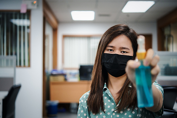 포토 JPG 해외이미지 여자 건강 마스크 한명 들기 안전 사람 동양인 상반신 앞모습 환자 바이러스 씻기 질병 감염 손세정제 성인여자한명만 코로나바이러스 손소독제 포스트코로나 해외202009 델타변이바이러스 위드코로나 해외포토 1 뷰포인트 의학 모션 인종 청결 사회이슈 세정제 소독제 여자한명만 성인여자만 파일형식