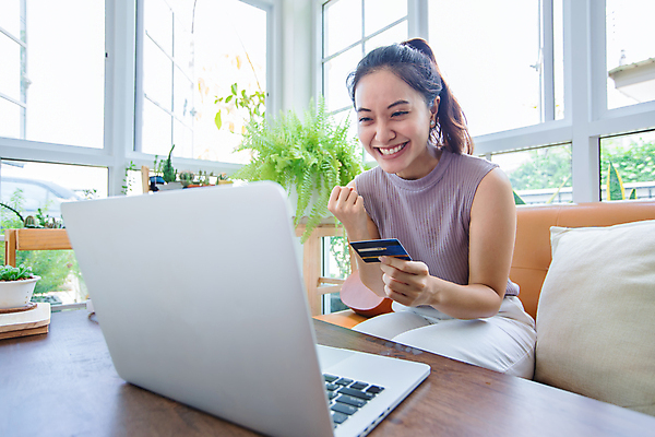포토 JPG 해외이미지 라이프스타일 여자 행복 컨셉 돈 인터넷 비즈니스 모바일 휴식 주택 한명 사람 동양인 성인 금융 노트북 스마트폰 핸드폰 쇼핑 컴퓨터 상점 디지털 잡기 신용카드 구매 무선전화기 고객 스마트 상업 소매 온라인 전자상거래 매각 해외202009 해외포토 1 감정 모션 인종 건물 생활 경제 전자제품 스마트기기 재산 전화기 파일형식