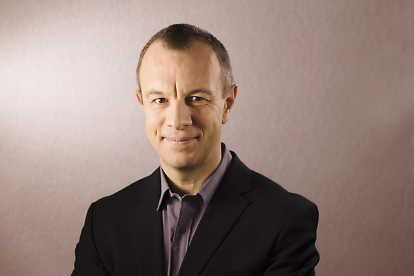 포토 JPG 해외이미지 백인 직업 응시 남자 행복 백그라운드 셔츠 비즈니스 성공 한명 서기 사람 정장 성인 검은색 흰색 비즈니스맨 자신감 시원함 스마트 경영자 교차 경영 고립 해외202009 해외포토 서양인 1 시선 옷 감정 컬러 컨셉 상의 모션 직장인 리더 파일형식