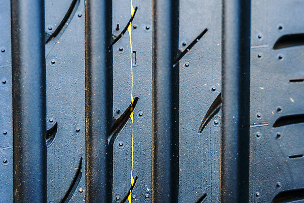 포토 JPG 해외이미지 자동차 새로움 안전 사람없음 바퀴 닫기 브레이크 묘사 그림 타이어 부드러움 고무 자동 해외202009 해외포토 육상교통 컨셉 모션 감각 파일형식