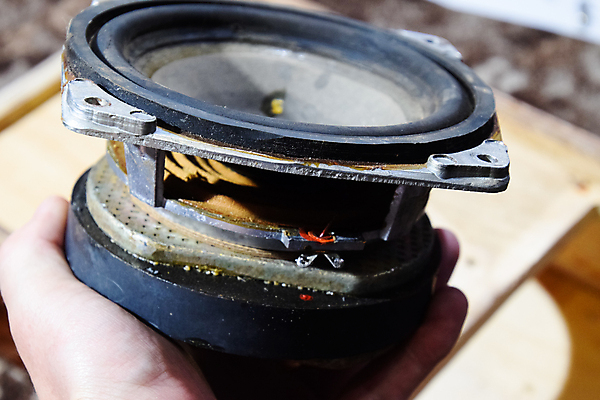 포토 JPG 해외이미지 디자인 음악 선반 사람없음 목재 갈색 파티 확성기 소리 듣기 장비 수확 수리 버리기 오브젝트 정사각형 러시아 오디오 시스템 스테레오 녹음기 뮤지컬 베이스 복원 소비에트 옛날 캡모자 합판 스타일 해외202009 해외포토 도형 나무 모자_잡화 유럽 컬러 가구 농업 재료 모션 현악기 문화예술 이벤트 전자제품 파일형식 녹음_기록