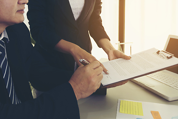 포토 JPG 해외이미지 아이콘 직업 손 디자인 남자 컨셉 비즈니스 사업가 텍스트 통신 성공 협력 악수 협상 사람 두명 금융 사무실 믿음 거래 흰색 업무 비즈니스맨 비즈니스우먼 그룹 플랫 계획 토론 심볼 계약 사인 문서 서명 경영 마지막 통일 콜라보레이션 해외202009 해외포토 여자 감정 컬러 손짓 신체부위 경제 작업 직장인 파일형식