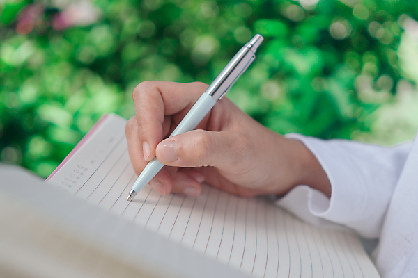 포토 JPG 해외이미지 학생 손 디자인 여자 교육 종이 백그라운드 컨셉 비즈니스 텍스트 손가락 학교 탁자 아이디어 사람 사람없음 목재 그래픽 빛 사무실 연필 펜 우주 쪽지 공책 흰색 잡기 메시지 잡지 스케치 편지 작가 책상 오브젝트 사인 싱글 그림 페이지 목차 해외202009 해외포토 나무 직업 컬러 가구 재료 모션 문구용품 학용품 미술 신체부위 간행물 필기구 파일형식