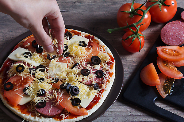 포토 JPG 해외이미지 전통 손 음식 토마토 채소 재료 치즈 피자 요리 사람없음 목재 빨간색 주방 식당 식사 저녁식사 이탈리아 빵집 신선 소시지 맛 먹기 속도 준비 올리브 반죽 레시피 내추럴 점심식사 모짜렐라치즈 숙성 피자집 핸드메이드 맛있는 해외202009 해외포토 나무 열매 유럽 컬러 컨셉 모션 유제품 패스트푸드 서양음식 신체부위 상점 가공식품 파일형식